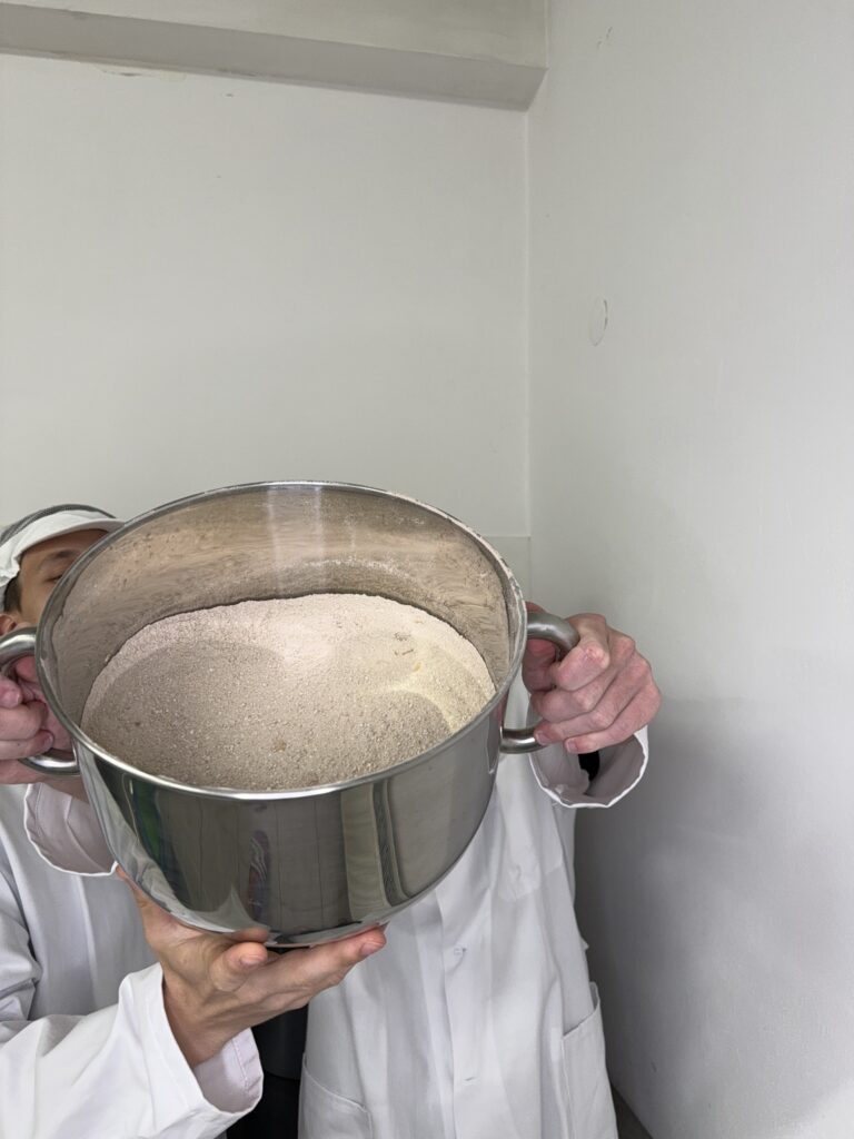 Dominik a David míchají kaše pro Masher